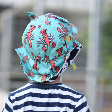 Kid wearing lobster print sun hat (Image #6)